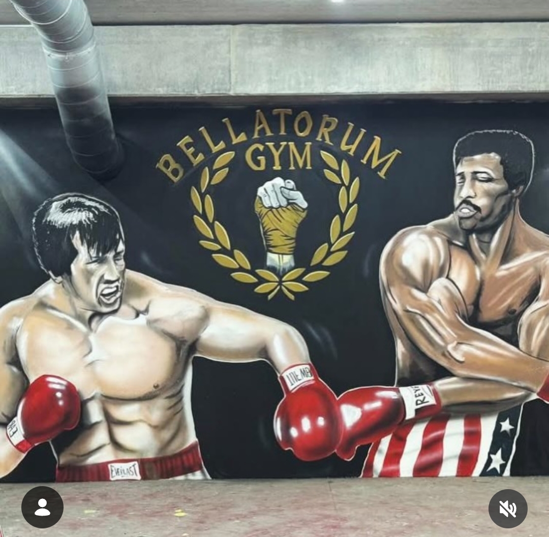 Murale di Rocky e Apollo con il logo Bellatorum Gym nella sala pugilato